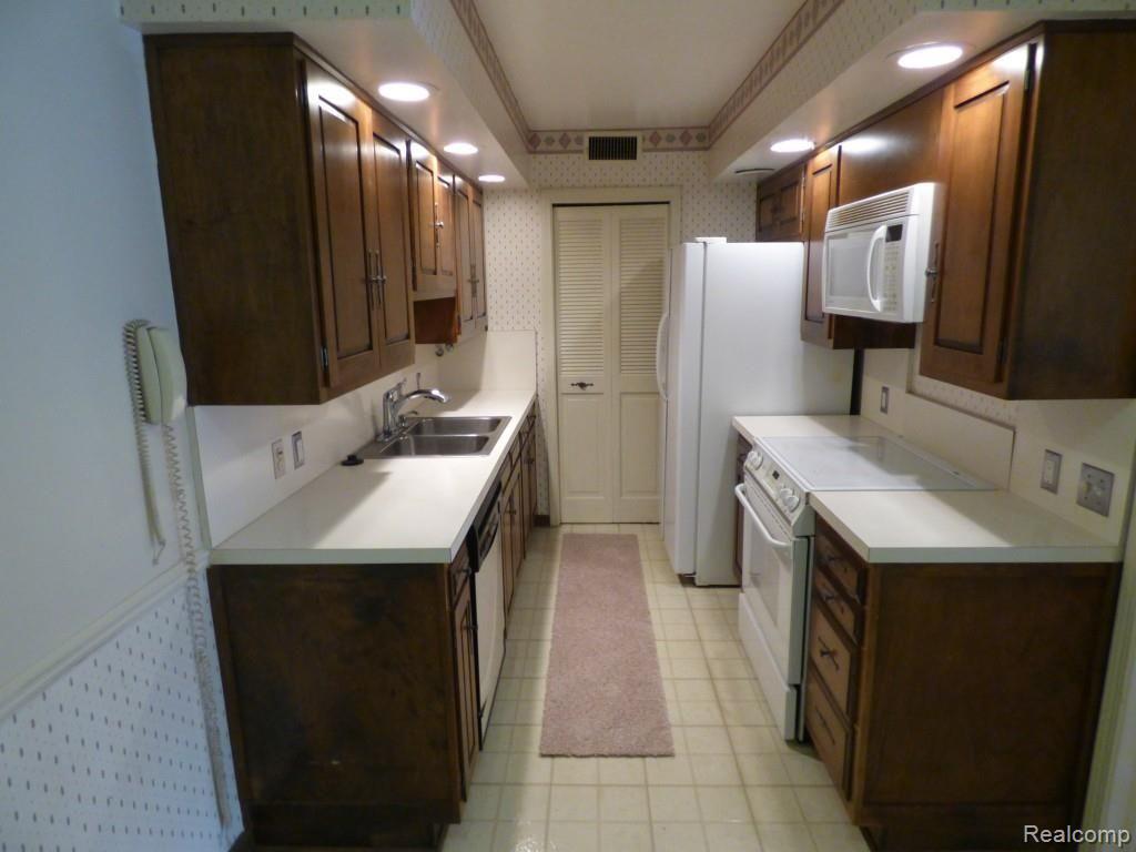 25720 Southfield Road, Unit 102 Southfield, MI 48075 - Photo 8 of 39