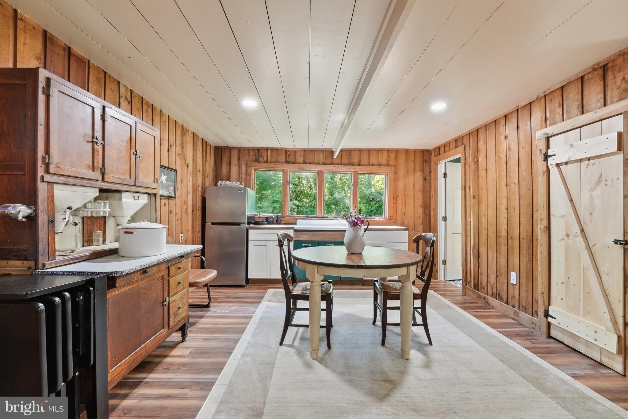 10 Ashby Road Sperryville, VA 22740 - Photo 62 of 70 The Tasting Room guest cabin kitchen & dining area