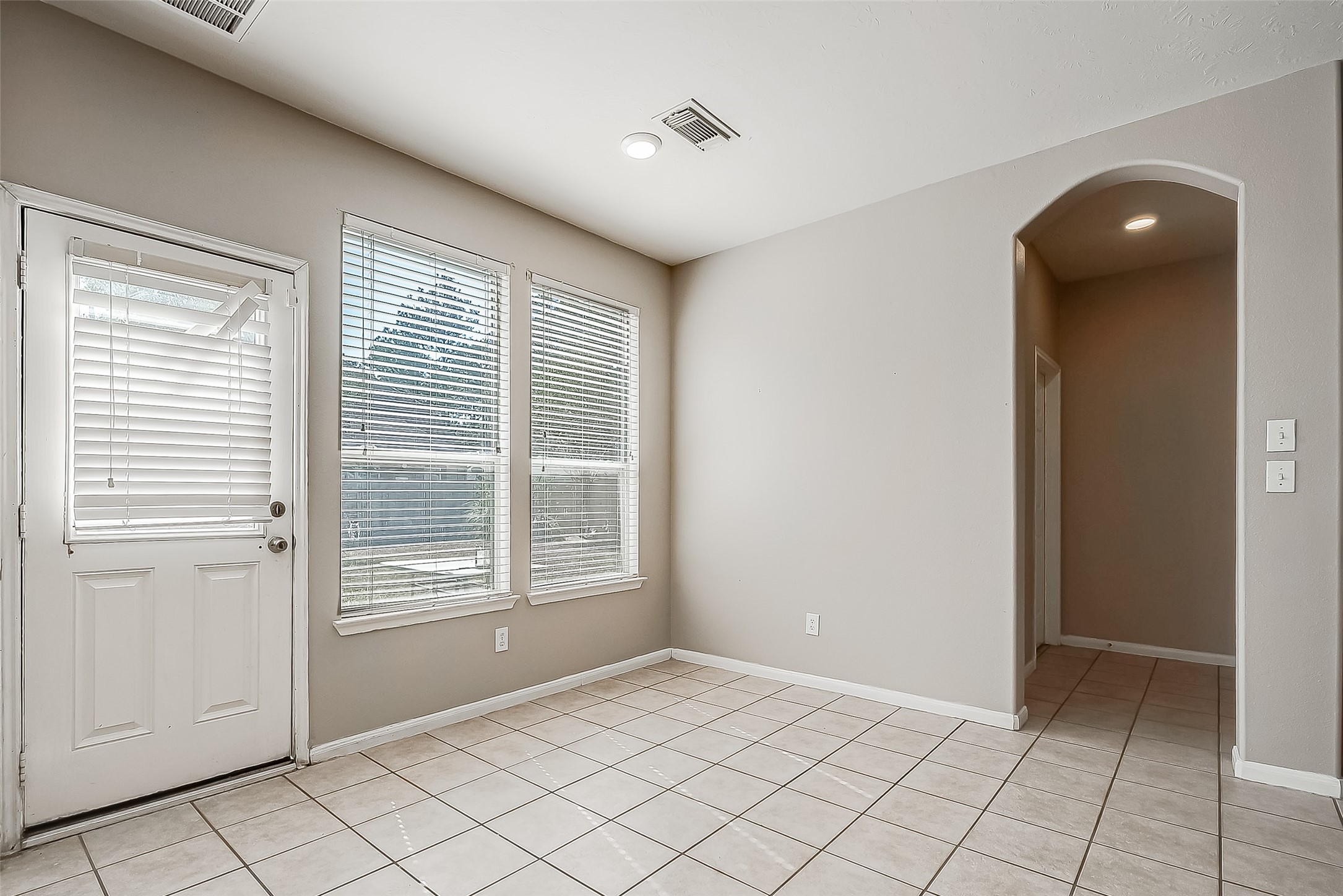 2118 Long Trail Path Court Spring, TX 77373 - Photo 9 of 27 Gallery Image 9