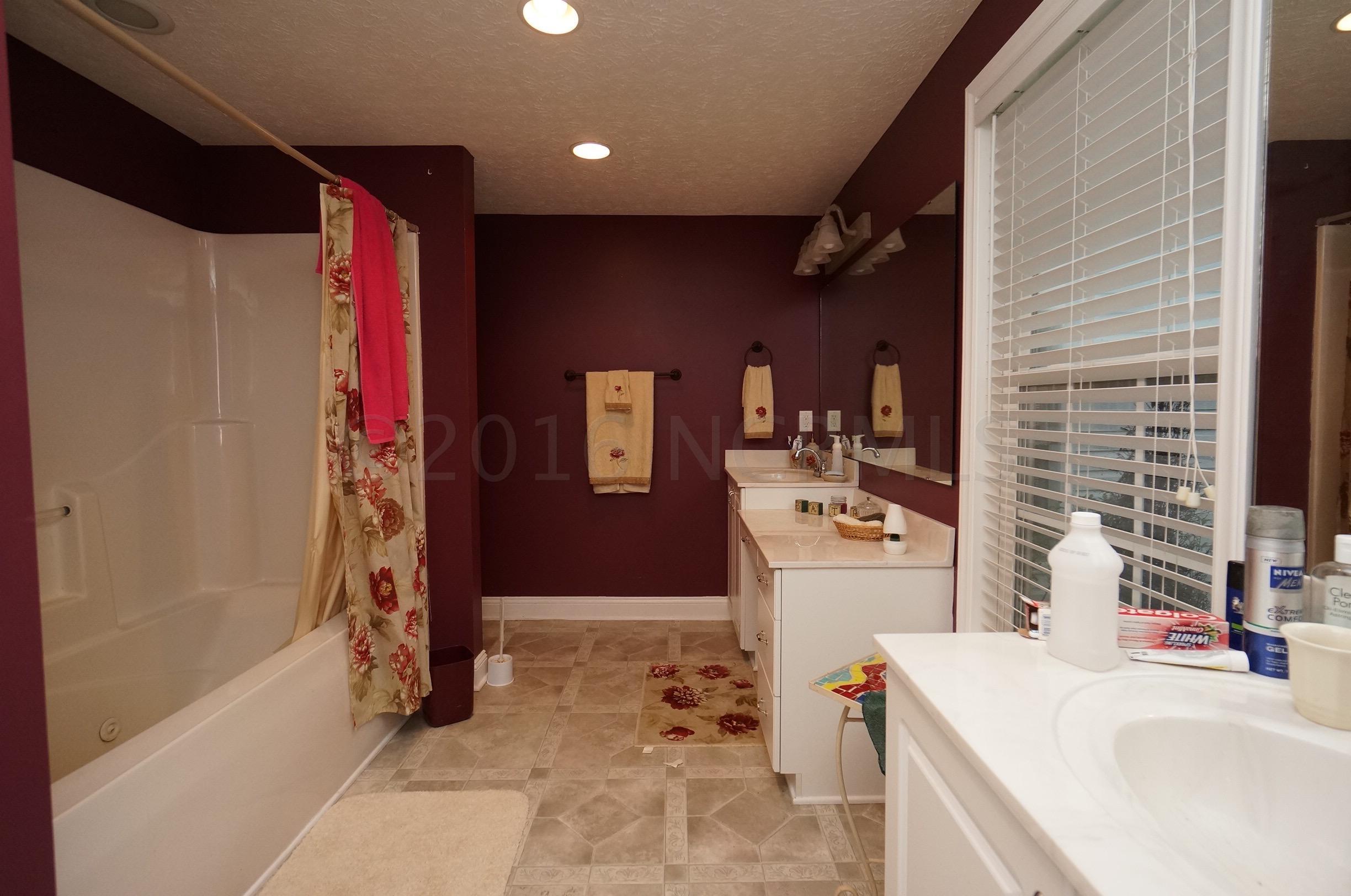 319 Newport Loop Road Newport, NC 28570 - Photo 10 of 20 Mstr Bath