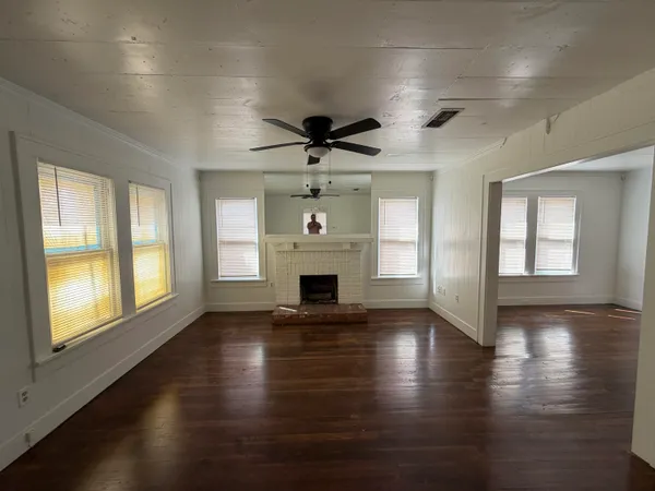 $1,300 | 2220 16th Street, Unit FRONT, Lubbock, TX 79401