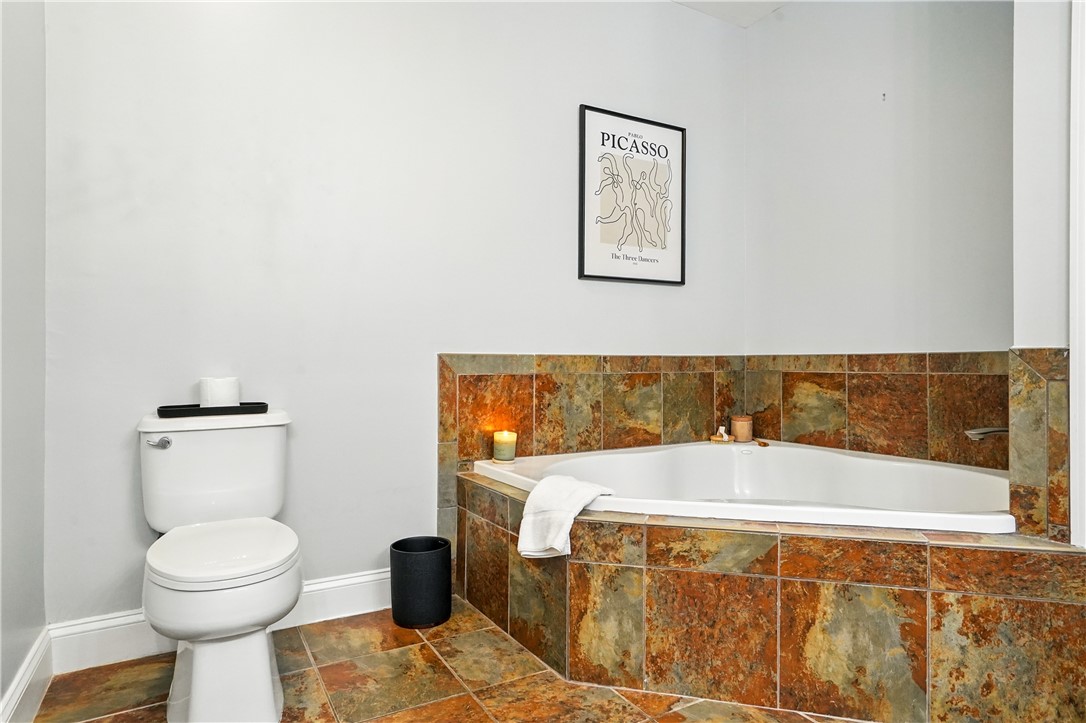 20 Waterfront Drive, Unit 121 St. Simons Island, GA 31522 - Photo 14 of 42 Relaxing soaking tub to ease away the stress of the day!