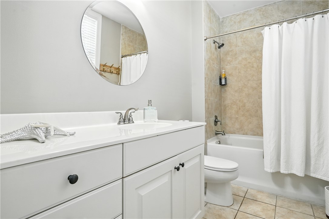20 Waterfront Drive, Unit 121 St. Simons Island, GA 31522 - Photo 23 of 42 Private bath in guest bedroom.