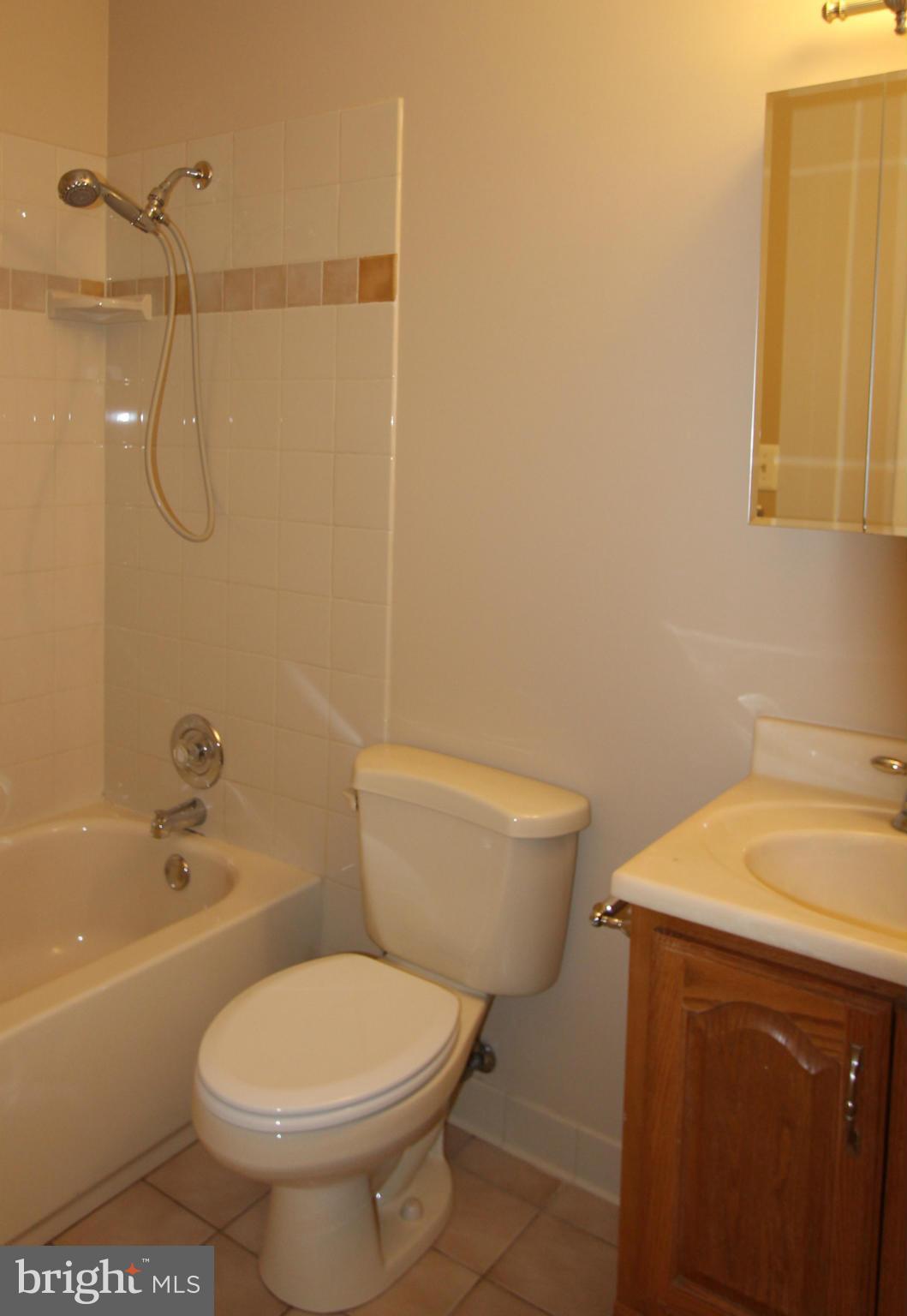 4900 Kaye Road Woodbridge, VA 22193 - Photo 19 of 30 Hall BA w/ ceramic shower/floor tile