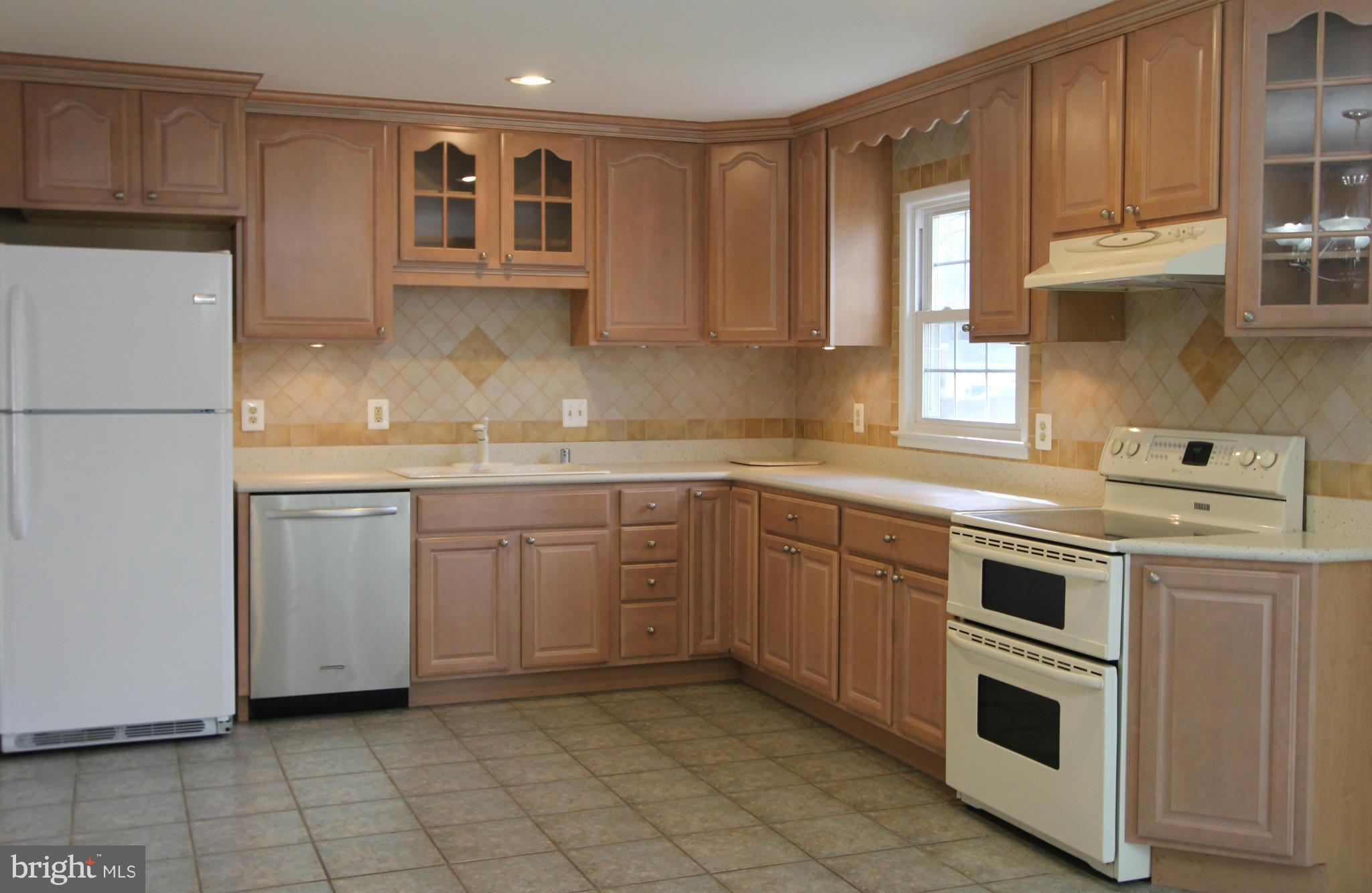 4900 Kaye Road Woodbridge, VA 22193 - Photo 6 of 30 Kit. w/ 42" maple cabs, Corian