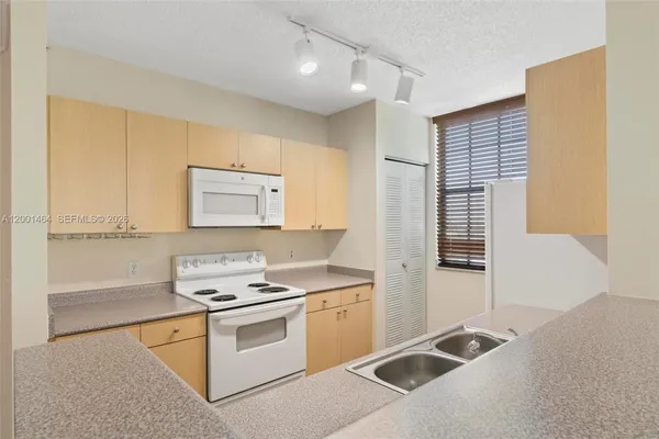 $2,750 | 1919 Van Buren Street, Unit 417A, Hollywood, FL 33020