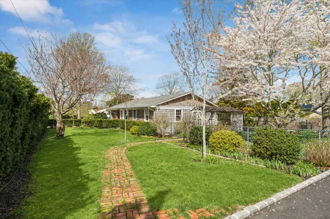 $987,500 | 5 Maryland Boulevard, Hampton Bays, NY 11946