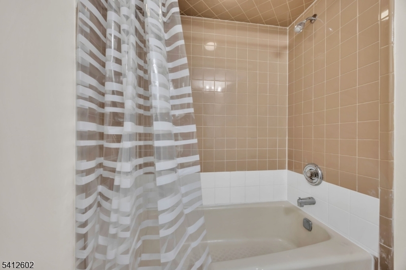 113 Heather Court Edison, NJ 08820 - Photo 23 of 30 a bathroom with a bathtub