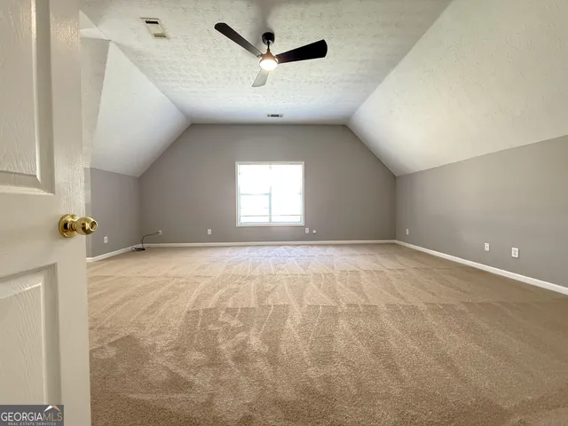 a view of empty room with a ceiling fan