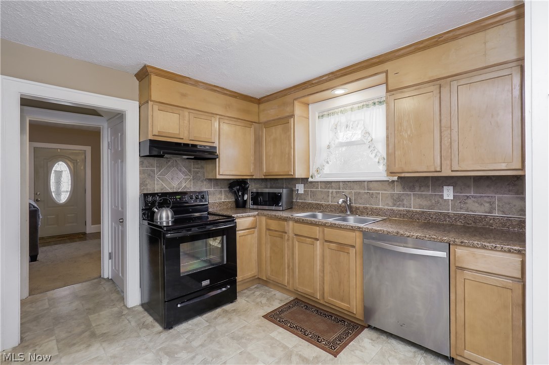 2402 Lake Rd Boulevard Northwest Canton, OH 44708 - Photo 8 of 16 Gallery Image 8