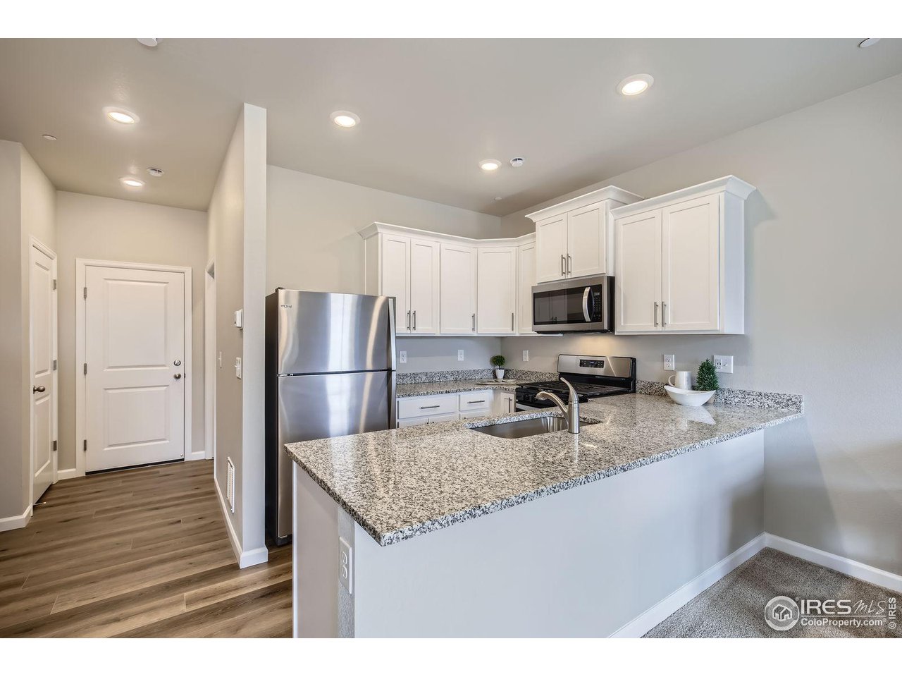 141 Robin Road Johnstown, CO 80534 - Photo 8 of 38 Stainless Appliances