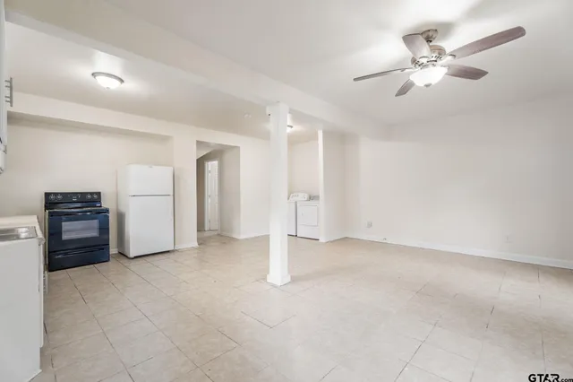 an empty room with a ceiling fan and a ceiling fan