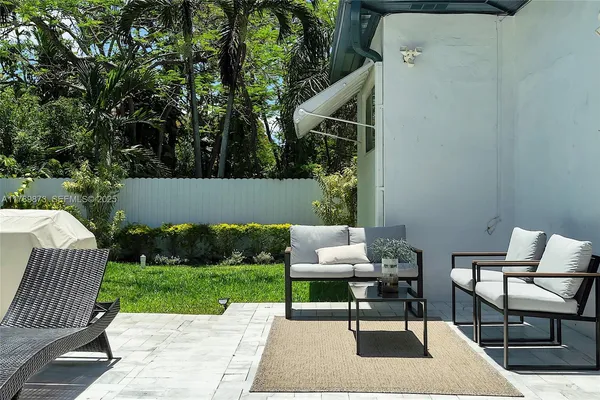 $7,500 | 660 Northeast 121st Street, Unit 660, Biscayne Park, FL 33161