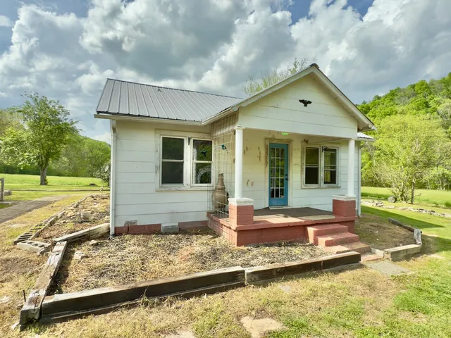 a view of a house with backyard and of the area