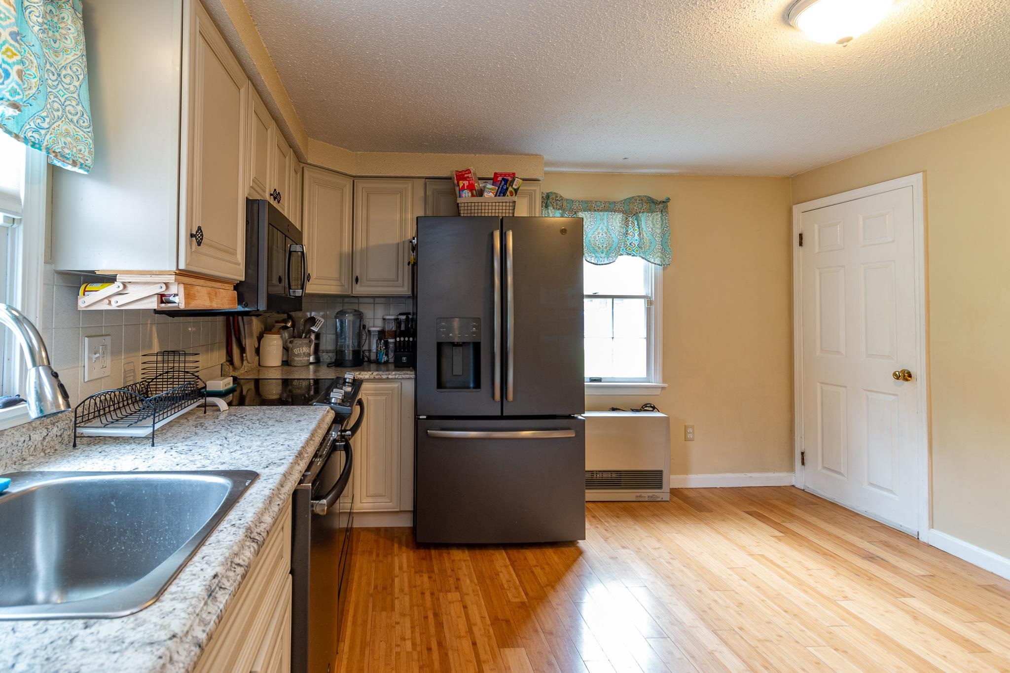 67 R Tsienneto Road Derry, NH 03038 - Photo 7 of 28