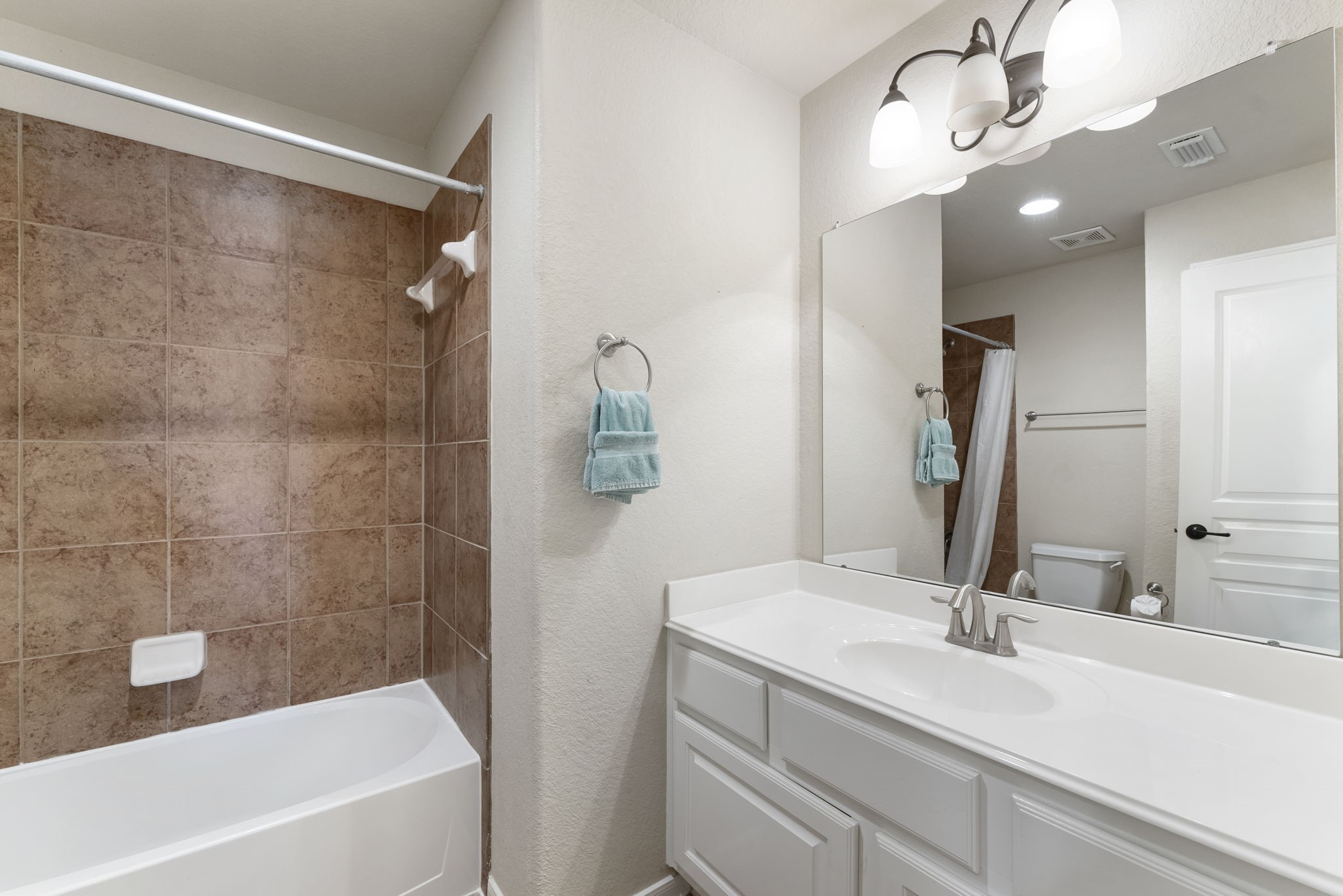 19223 Senterra Lakes Boulevard Spring, TX 77379 - Photo 34 of 48 a bathroom with a sink a large mirror and a bathtub