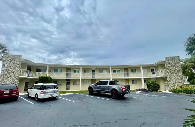$2,900 | 1361 Snell Isle Boulevard Northeast, Unit 6, St. Petersburg, FL 33704