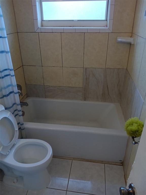 120 Northeast 26th Court Pompano Beach, FL 33064 - Photo 15 of 33 a bathroom with a toilet and a bathtub