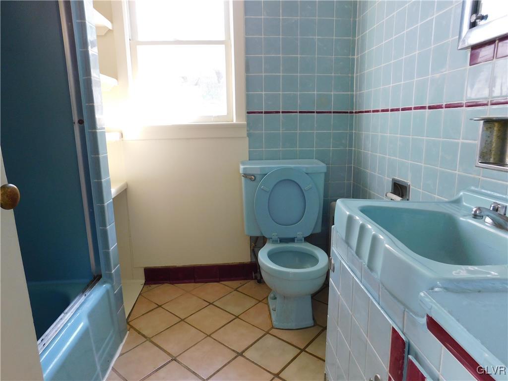 2808 Middletown Road Bethlehem, PA 18020 - Photo 15 of 40 a bathroom with a sink and a toilet