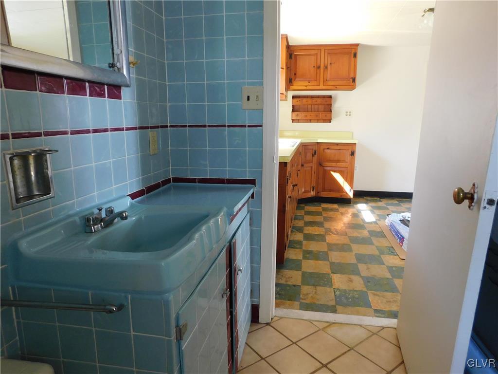 2808 Middletown Road Bethlehem, PA 18020 - Photo 16 of 40 a bathroom with a sink and a shower