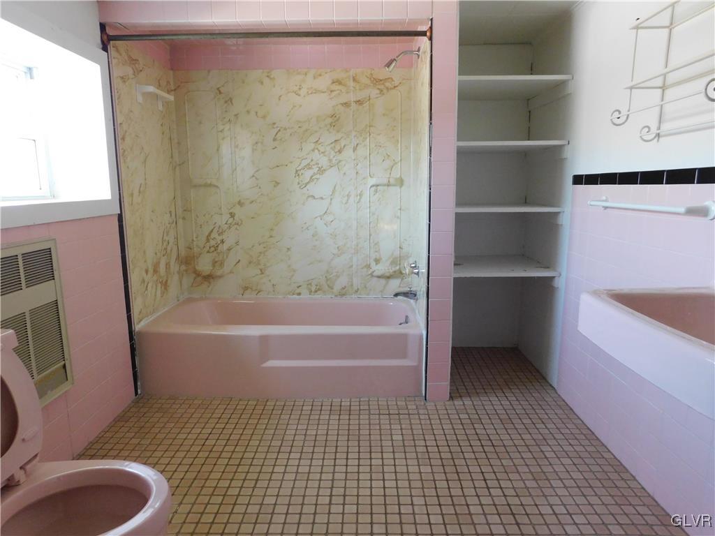 2808 Middletown Road Bethlehem, PA 18020 - Photo 32 of 40 a bathroom with a toilet a sink and bathtub