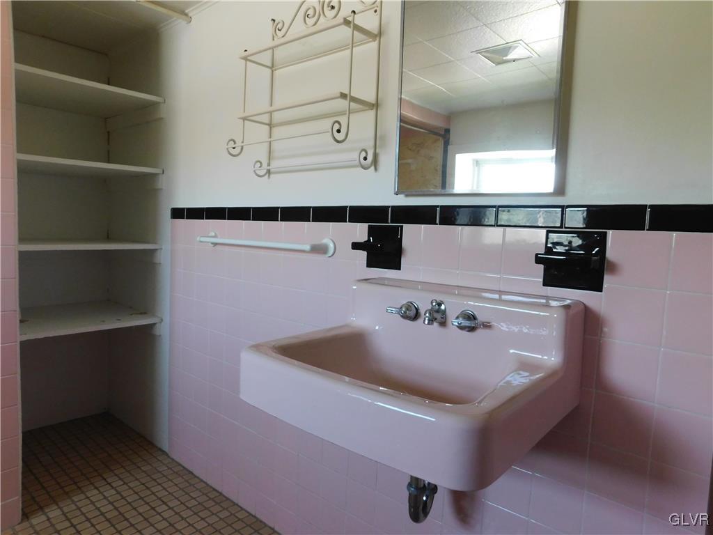 2808 Middletown Road Bethlehem, PA 18020 - Photo 33 of 40 a bathroom with a sink and a mirror