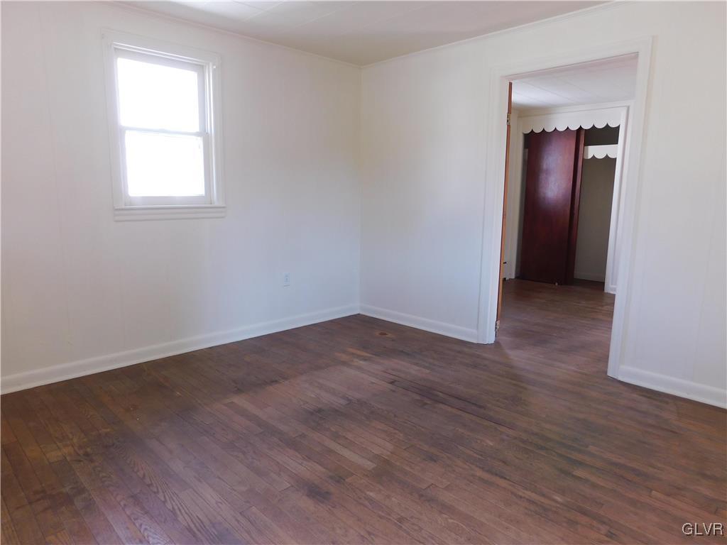 2808 Middletown Road Bethlehem, PA 18020 - Photo 8 of 40 an empty room that has a window