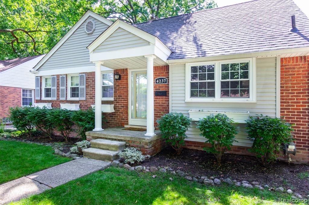 4237 Wakefield Road Berkley, MI 48072 - Photo 3 of 37