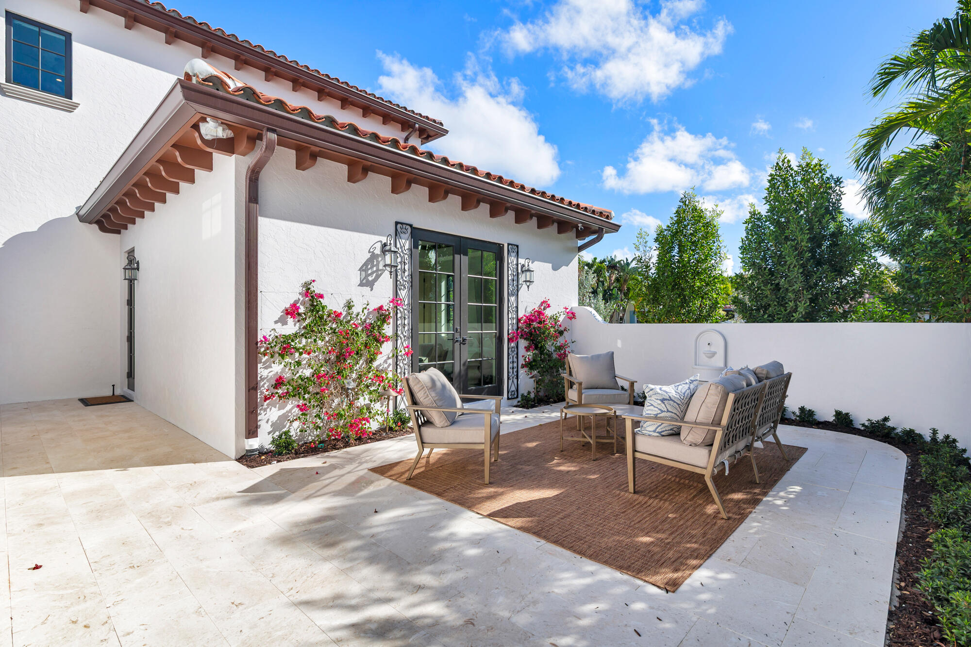 265 Marlborough Road West Palm Beach, FL 33405 - Photo 31 of 77 a view of an chairs and tables in the patio