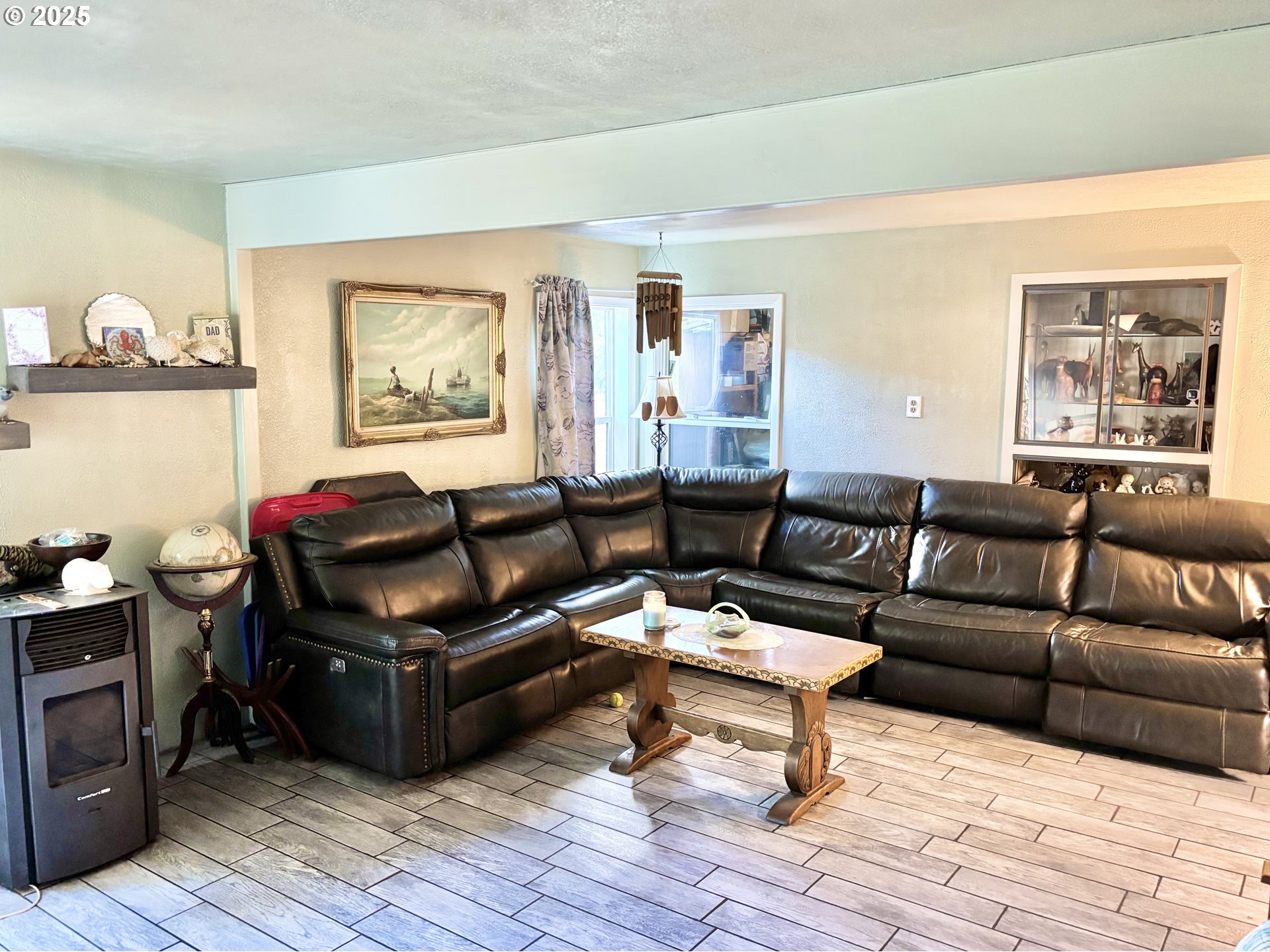 465 North 8th Street Lakeside, OR 97449 - Photo 4 of 38 Living Room