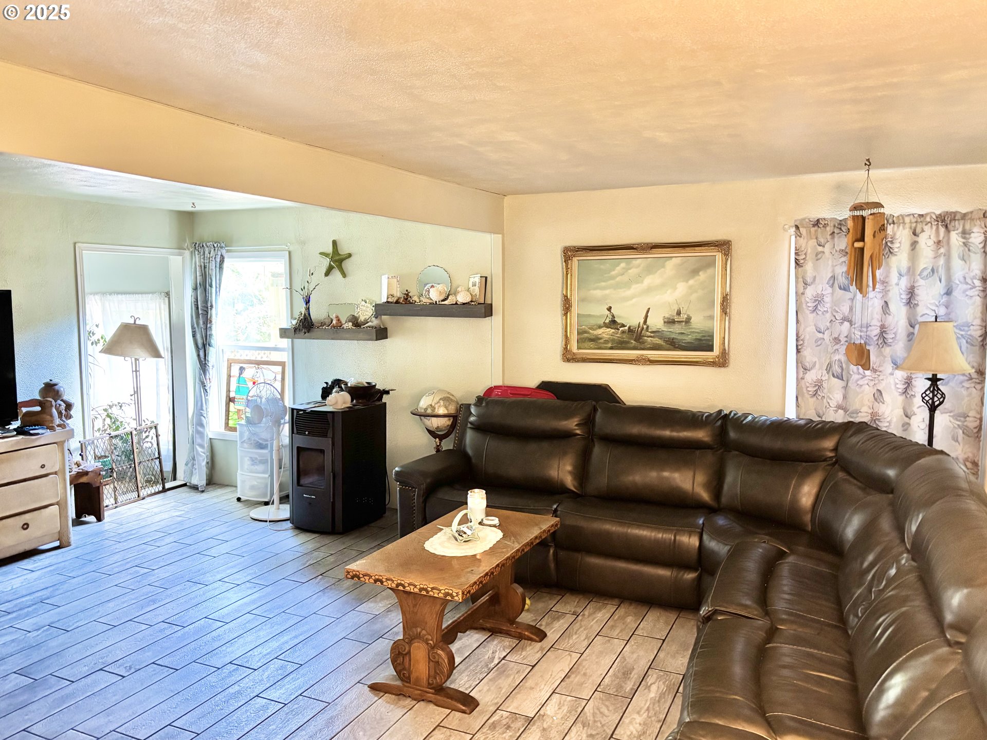 465 North 8th Street Lakeside, OR 97449 - Photo 5 of 38 Living Room