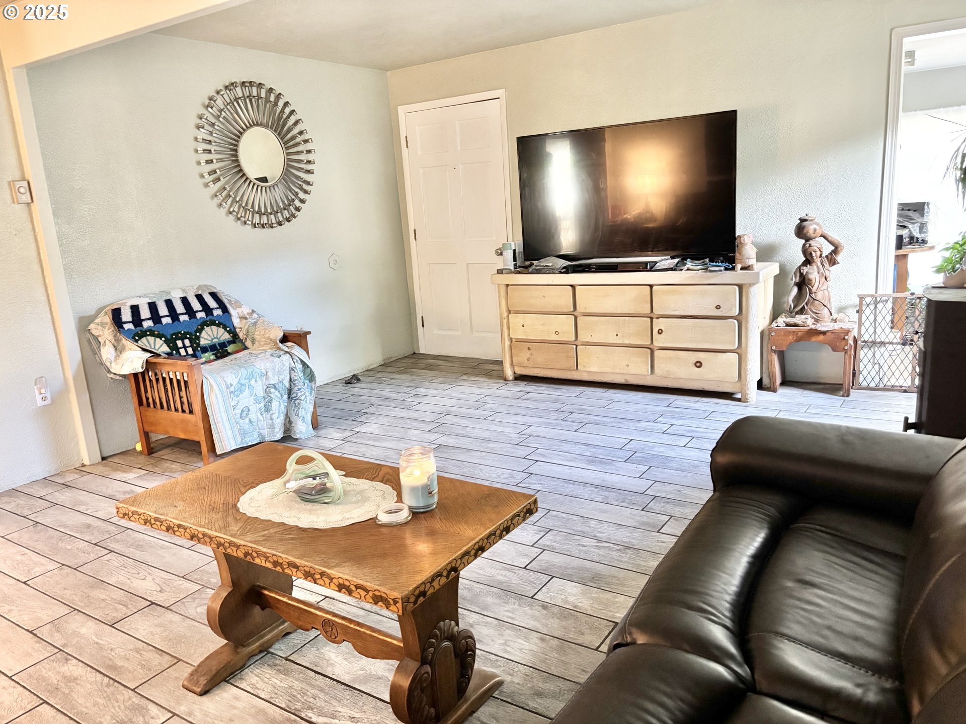 465 North 8th Street Lakeside, OR 97449 - Photo 6 of 38 Living Room/Entrance