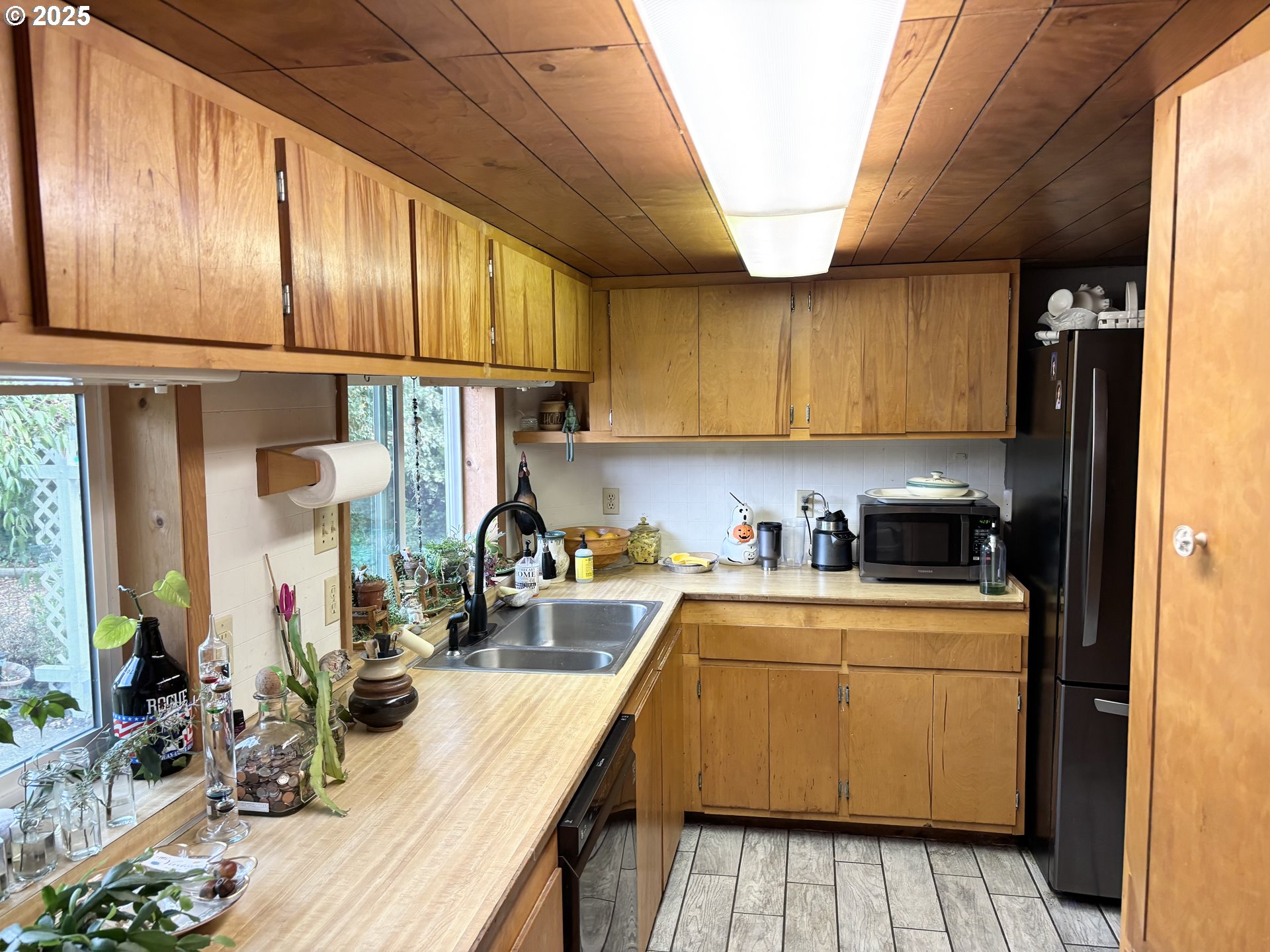 465 North 8th Street Lakeside, OR 97449 - Photo 10 of 38 Kitchen