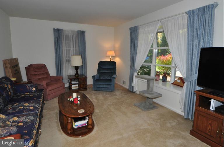 500 Marshall Road Southwest Vienna, VA 22180 - Photo 4 of 30 Living Room