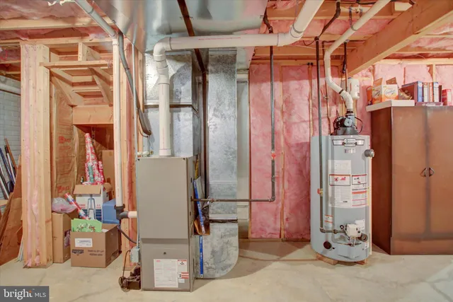 a view of a house with backyard and garden