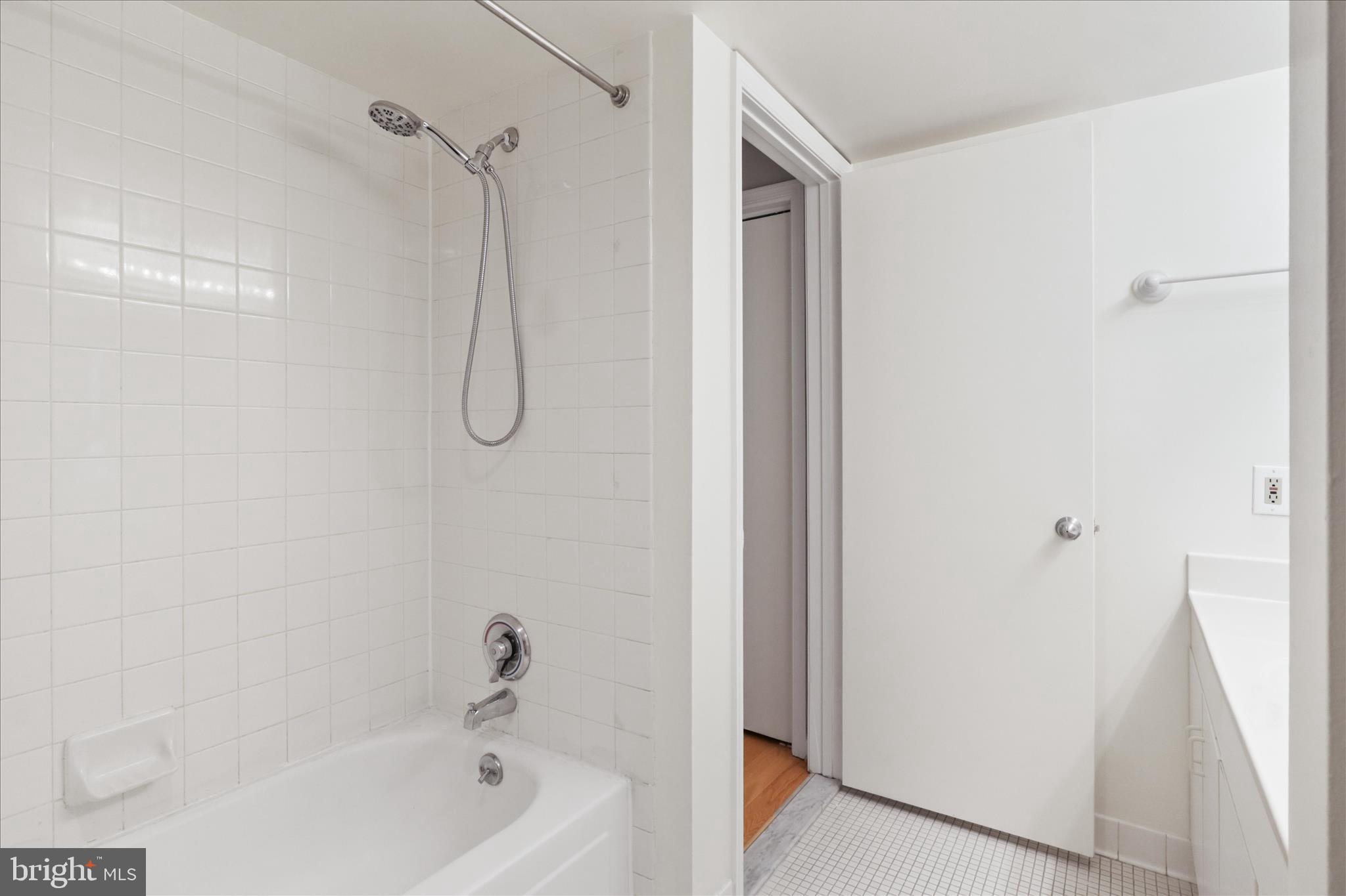 1230 23rd Street Northwest, Unit 918 Washington, DC 20037 - Photo 14 of 30 a bathroom with a bath tub