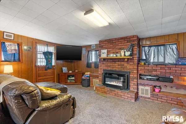 $120,000 | 325 West Jackson Street, Virden, IL 62690