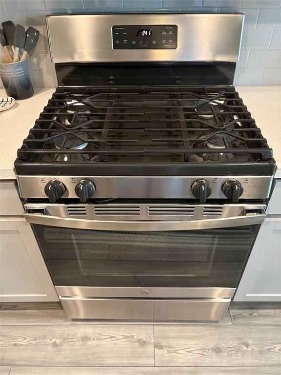 677 Ridgeback Trail Fort Worth, TX 76052 - Photo 18 of 40 a stove top oven sitting inside of a kitchen