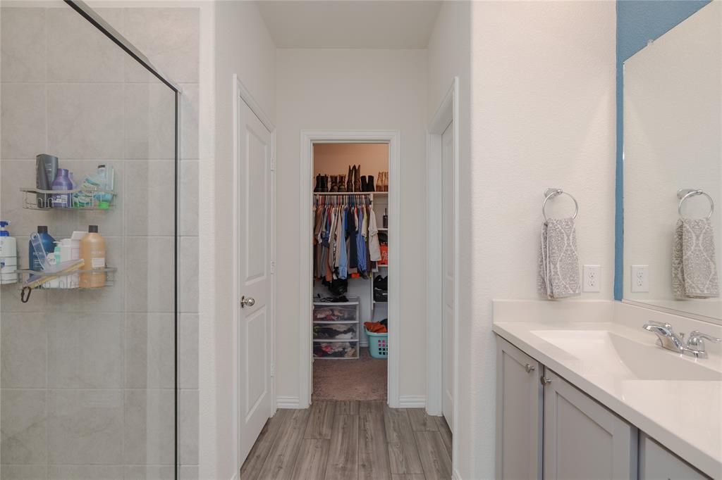 677 Ridgeback Trail Fort Worth, TX 76052 - Photo 27 of 40 a bathroom with a sink and a mirror