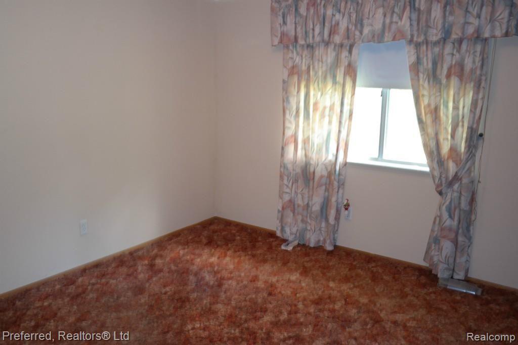 24335 Waltz Road New Boston, MI 48164 - Photo 8 of 17 SAM_1973.jpg