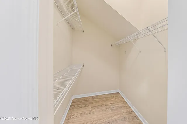 a view of an house with backyard and garden