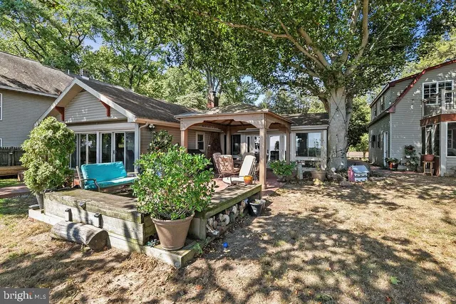 a view of a house with backyard and garden