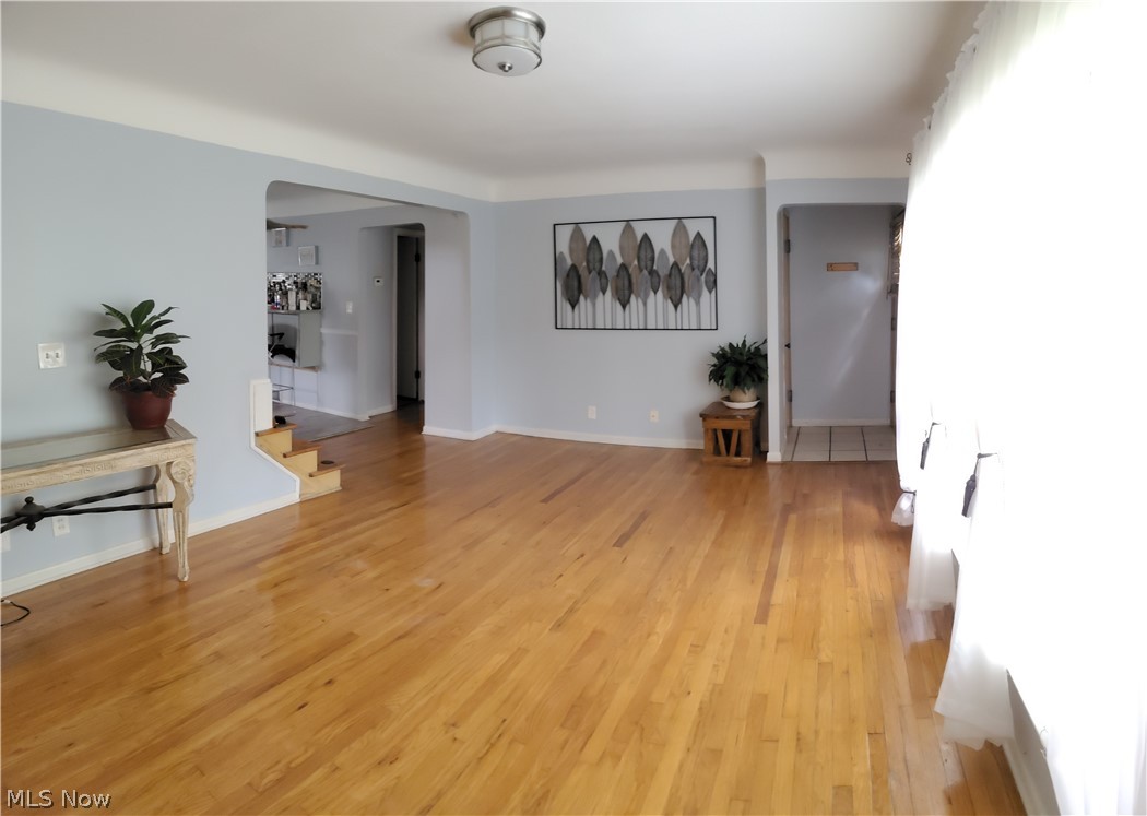 485 Greenvale Road Cleveland, OH 44121 - Photo 2 of 27 Living Room
