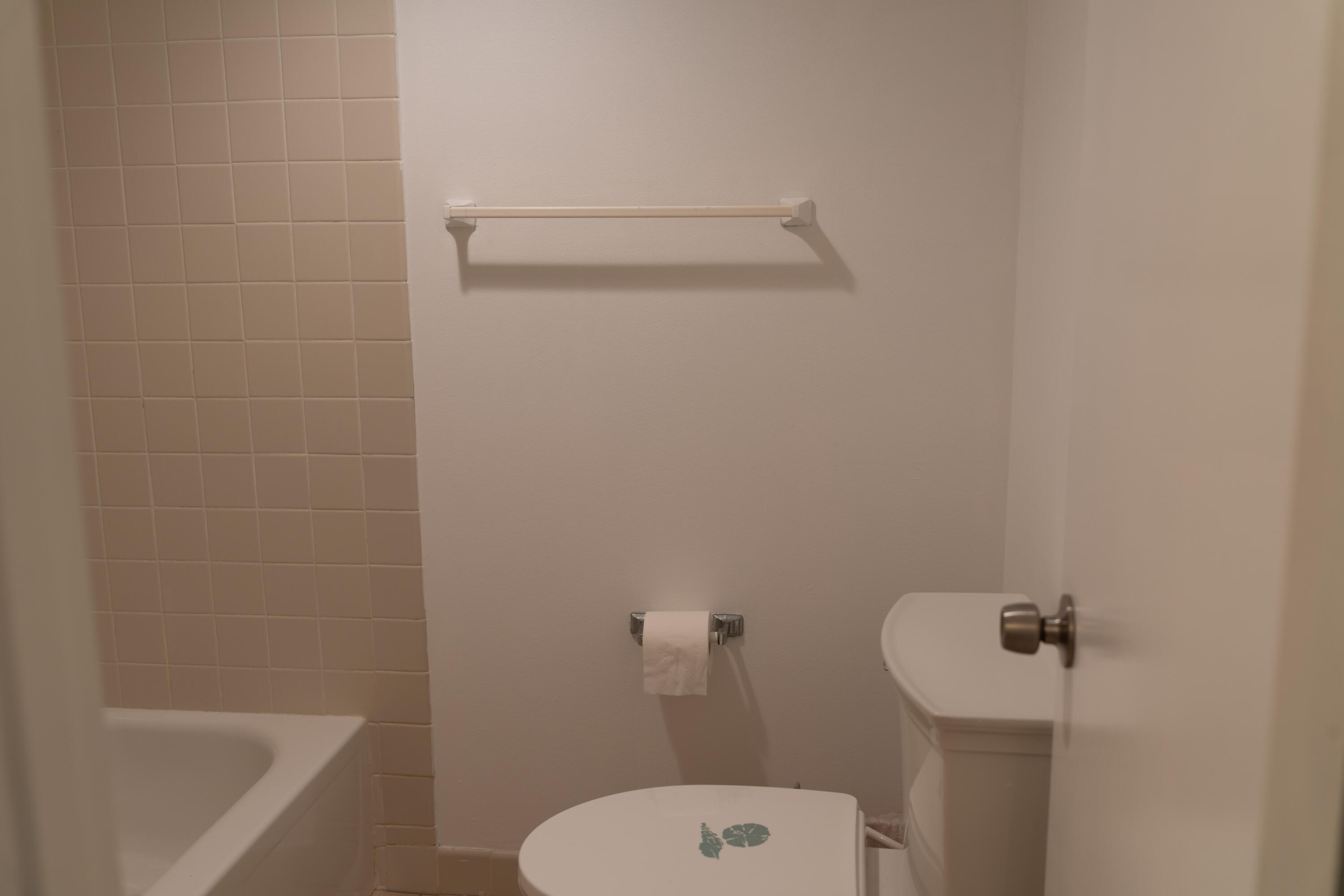 400 Ocean Trail Way, Unit 101 Jupiter, FL 33477 - Photo 17 of 21 a bathroom with a toilet and bathtub