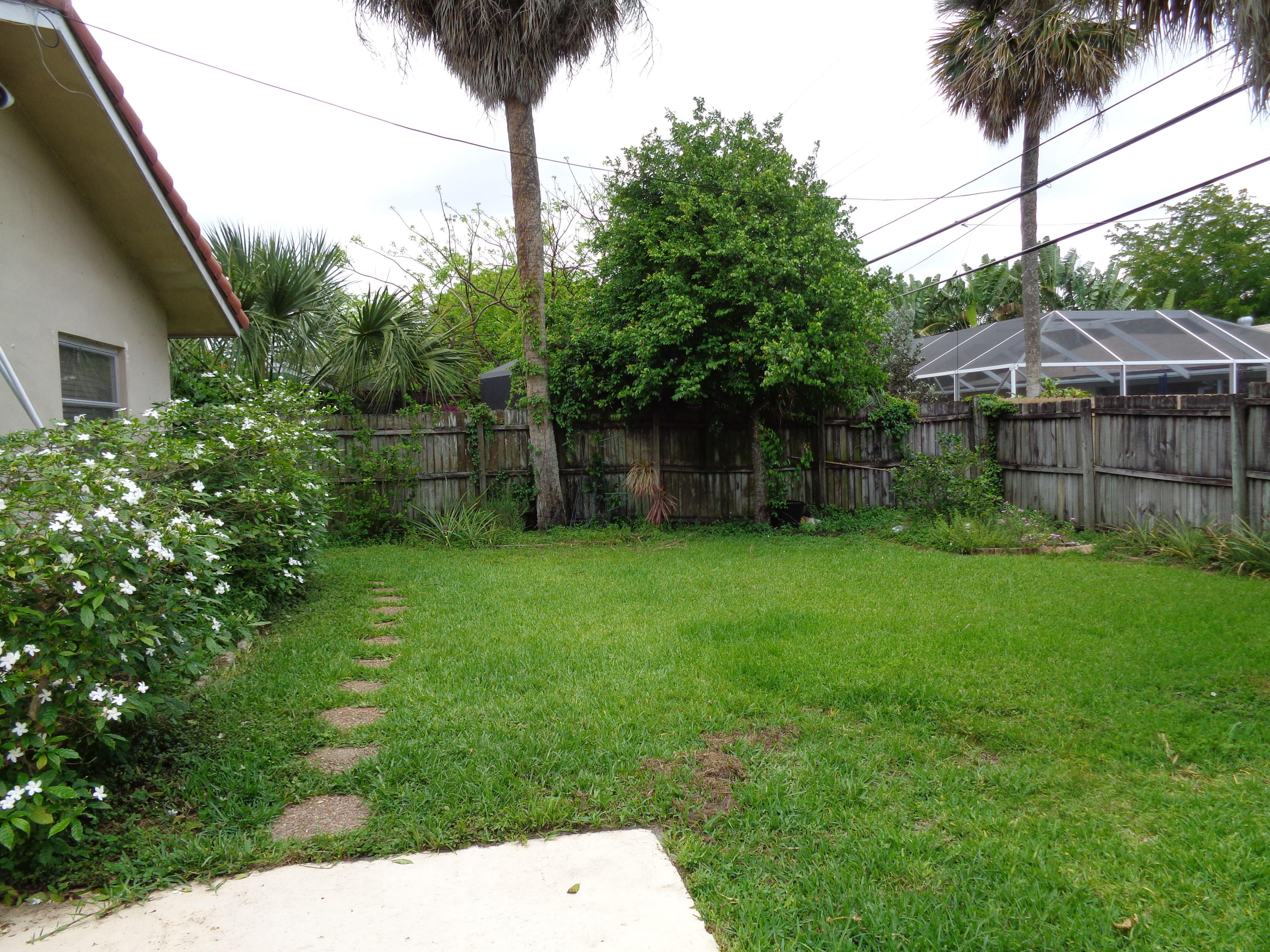 971 Southwest 7th Street Boca Raton, FL 33486 - Photo 10 of 11 971 sw 7 side yard