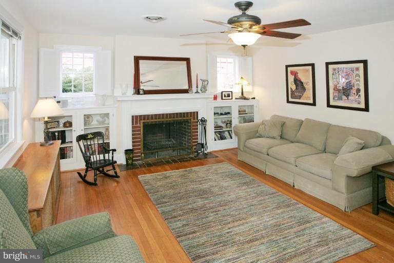 605 McNeill Road Silver Spring, MD 20910 - Photo 3 of 16 Living Room