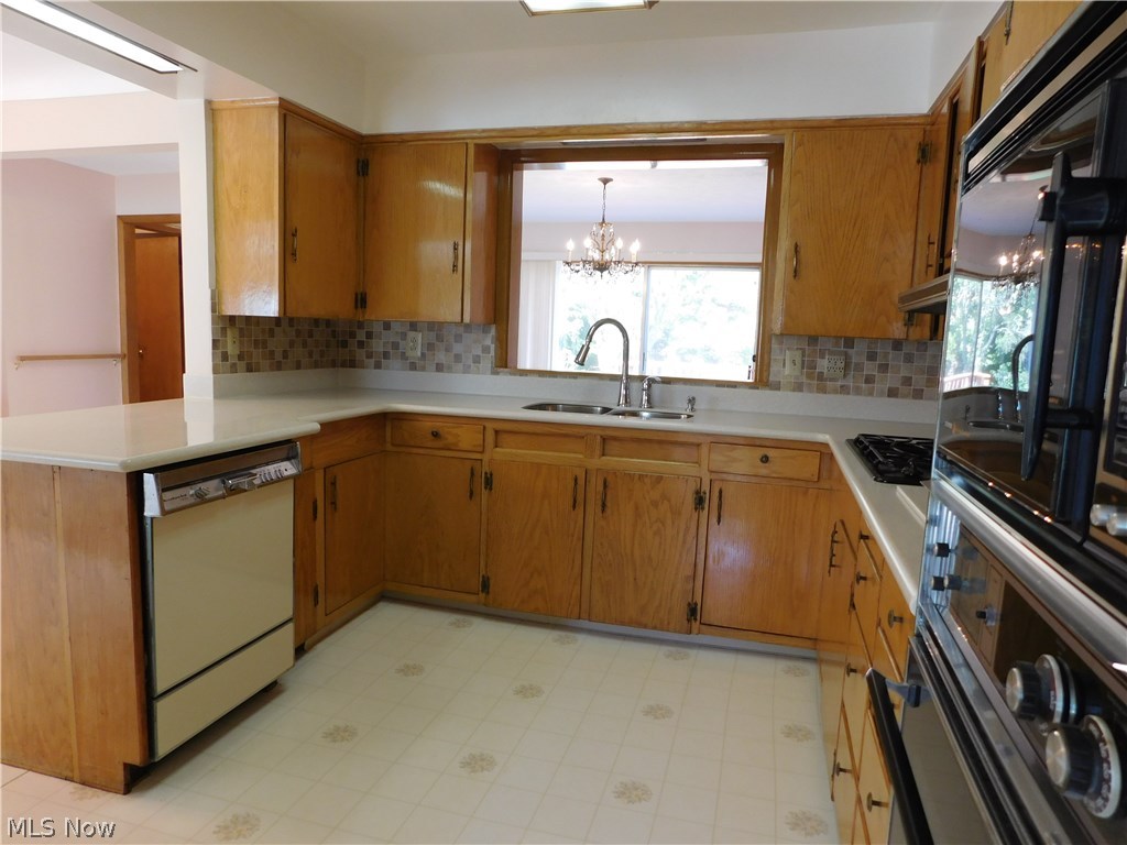 35475 Bainbridge Road Solon, OH 44139 - Photo 3 of 31