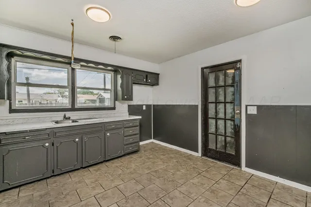 a view of room with window and ceiling fan