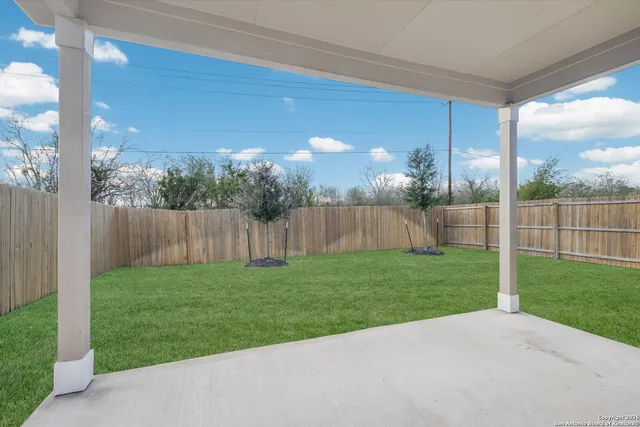 a view of a back yard