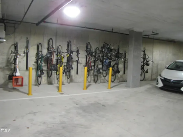 a view of a parking area